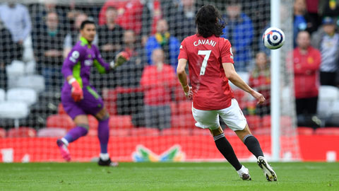 Edinson Cavani tung cú sút ghi bàn thắng tuyệt đẹp mở tỷ số trong trận M.U-Fulham
