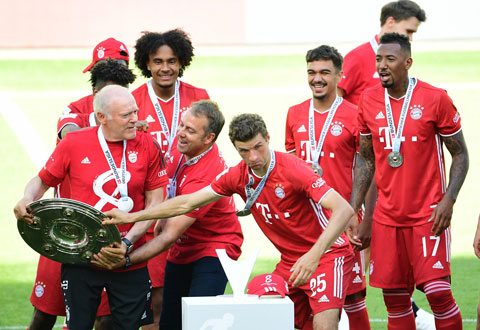 Hermann Gerland (trái) nâng Đĩa bạc Bundesliga cùng thầy trò HLV Hansi Flick