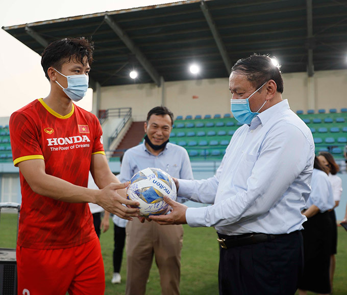 Đội trưởng Quế Ngọc Hải và đội phó Lương Xuân Trường đại diện Đội tuyển tặng Bộ trưởng Nguyễn Văn Hùng áo và bóng thi đấu có chữ ký của toàn đội