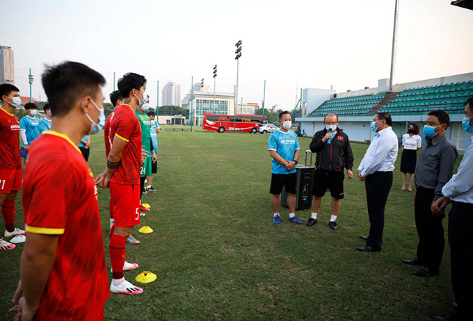 HLV Park Hang Seo thay mặt Ban huấn luyện 2 đội tuyển báo cáo quá trình tập luyện của ĐT Việt Nam và U22 Việt Nam 