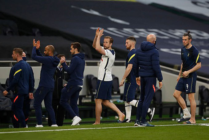 Kane dường như đã vẫy tay chào các CĐV của Tottenham sau trận thua Aston Villa