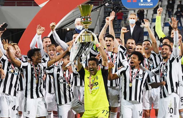 Giây phút Buffon và đồng đội nâng cao Coppa Italia
