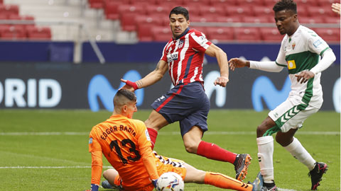 Hàng thủ lỏng lẻo sẽ biến Valladolid thành mồi ngon cho Luis Suarez (áo sọc) và đồng đội bắn phá trong ngày đăng quang