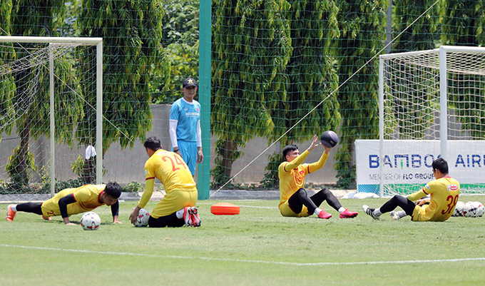 HLV Park Hang Seo sẽ rút gọn danh sách từ 37 xuống còn 27 cầu thủ. Thủ môn Đặng Văn Lâm sẽ hội quân với ĐT Việt Nam, nâng quân số lên 28 gương mặt 
