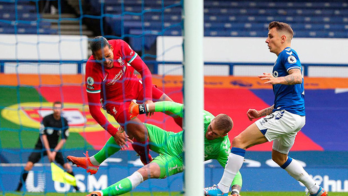 Van Dijk dính chấn thương sau pha va chạm với Pickford