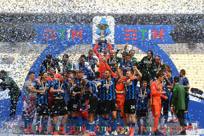 Inter nâng cúp vô địch được trao sau trận