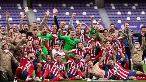 Toàn đội Atletico ăn mừng chức vô địch la Liga 2020/21