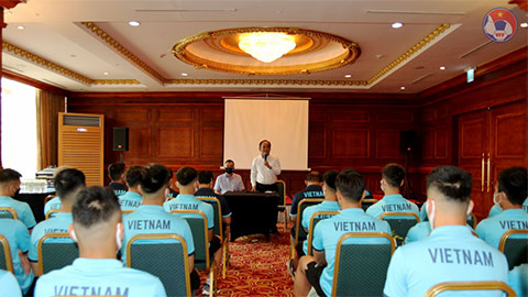 Chủ tịch VFF Lê Khánh Hải thăm và động viên ĐT Việt Nam trước ngày sang UAE