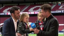 Con gái hát ca khúc truyền thống của Atletico khi HLV Simeone trả lời phỏng vấn