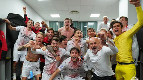 Các cầu thủ Milan ăn mừng chiến tích giành vé dự Champions League sau trận thắng Atalanta ở vòng cuối 