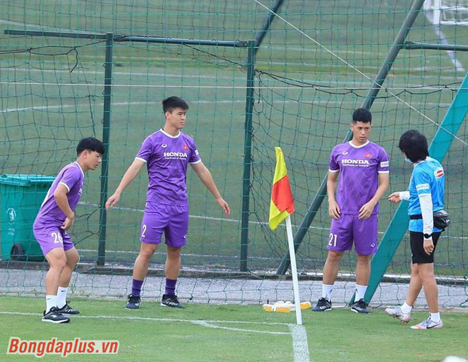 3 cầu thủ Duy Mạnh, Đình Trọng, Minh Vương tập riêng với chuyên gia vật lý trị liệu Choi - Ảnh: Đức Cường 