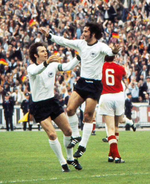 Gerd Mueller (phải) chia vui cùng Franz Beckenbauer sau bàn thắng vào lưới Liên Xô tại chung kết EURO 1972