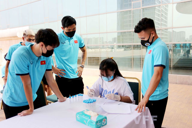 Các tuyển thủ Việt Nam thực hiện lấy mẫu xét nghiệm RT-PCR - Ảnh: VFF