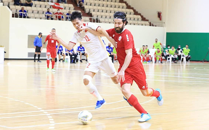 Ahmad Kheir El Dine (áo đỏ), cầu thủ chơi xuất sắc nhất bên phía Lebanon đã khiến hàng thủ của Việt Nam rất vất vả