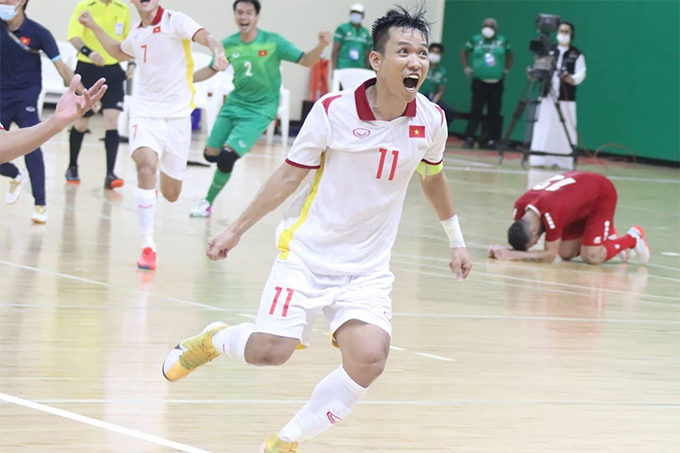 Đội trưởng Trần Văn Vũ ăn mừng sau khi giành vé tham dự World Cup futsal nhờ luật bàn thắng trên sân khách (lượt đi hoà 0-0, lượt về hoà 1-1)