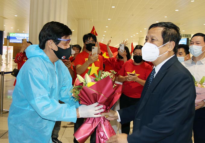 Trưởng đoàn ĐT Việt Nam Nguyễn Sỹ Hiển nhận hoa chúc mừng của Đại sứ đặc mệnh toàn quyền Việt Nam tại UAE Nguyễn Mạnh Tuấn - Ảnh: VFF