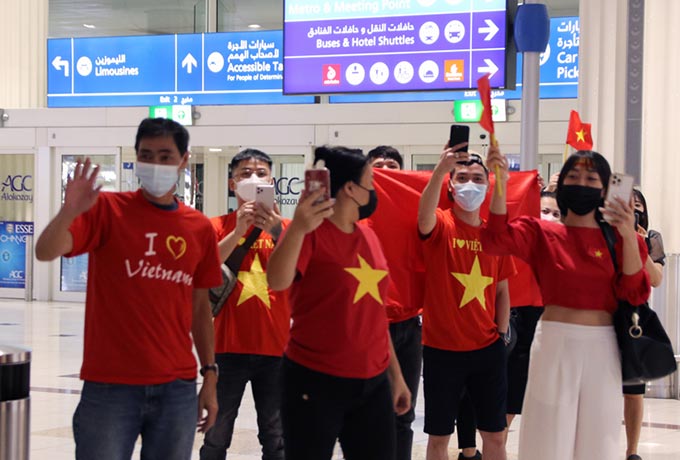 Các CĐV Việt Nam chờ đón đội tuyển tại sân bay Dubai - Ảnh: VFF 