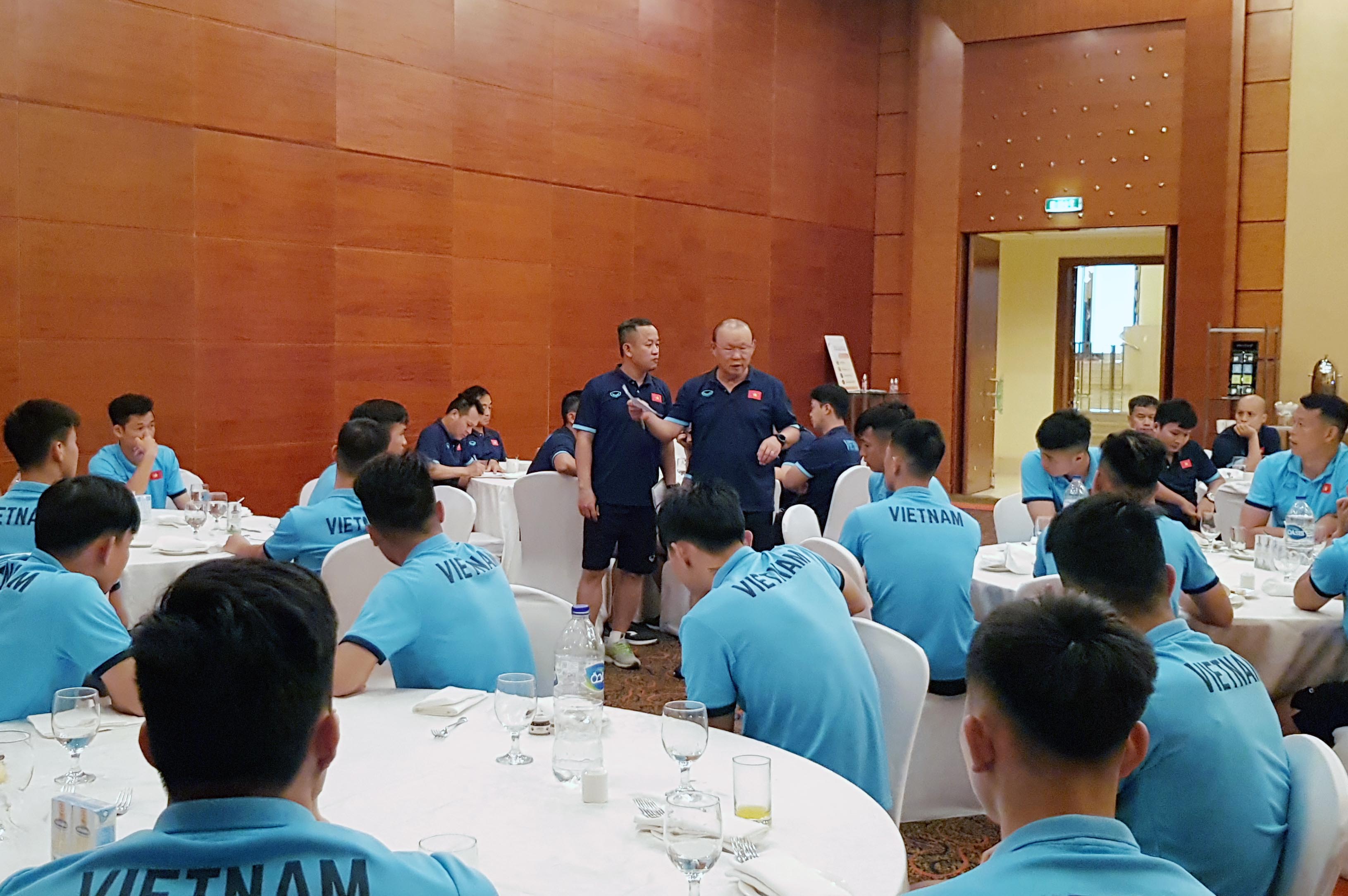 HLV Park Hang Seo phổ biến kế hoạch tập luyện, sinh hoạt cho toàn đội tại UAE - Ảnh: Nhật Đoàn 