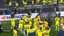 Cầu thủ Villarreal mang cúp vô địch chạy khắp sân để chung vui cùng CĐV