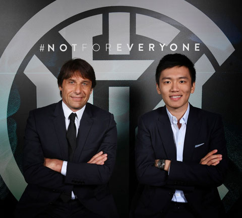 Chủ tịch Steven Zhang của Inter (phải) có thể sẽ phải hối hận vì vội vàng chia tay HLV Antonio Conte