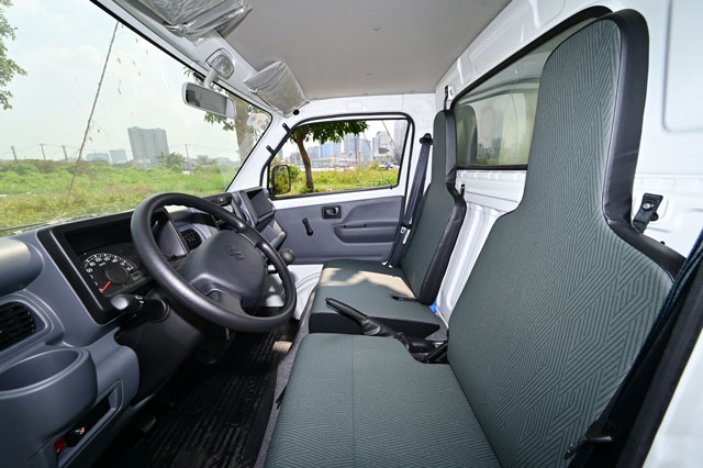 Suzuki Super Carry Pro cũng chinh phục khách hàng nhờ khoang lái sở hữu nhiều tính năng thuận tiện