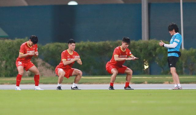 Các tuyển thủ nỗ lực tập luyện dưới cái nóng ở UAE Ảnh: Minh Anh