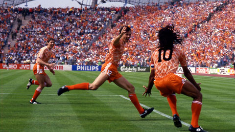 Hà Lan đánh bại Đức trong trận bán kết EURO 1988  để trả mối hận thua trận chung kết World Cup 1974
