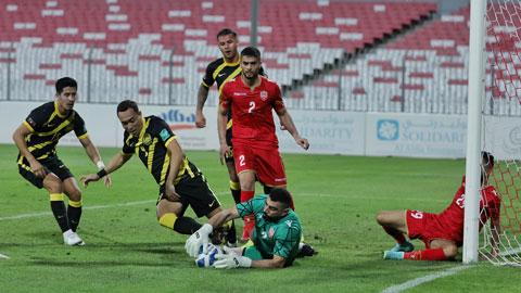 Malaysia (áo sọc) để thủng lưới tới 6 bàn ở 2 trận giao hữu trước thềm vòng loại World Cup 2022