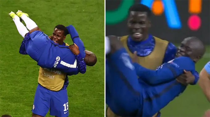 Zouma ăn mừng bằng cách bế thốc Kante