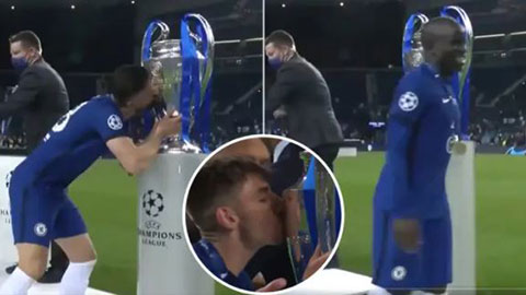 Kante khiến fan Chelsea tan chảy vì không hôn cúp vô địch như đồng đội 