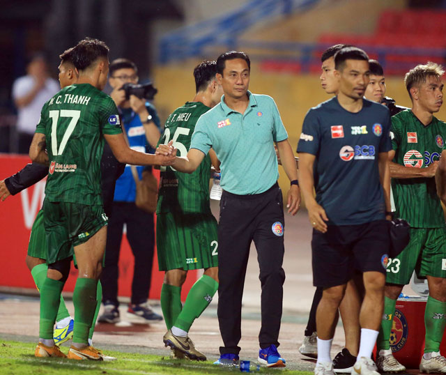 HLV Phùng Thanh Phương động viên các học trò sau một trận đấu - Ảnh: Minh Tuấn