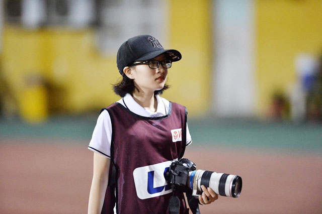 Nữ phóng viên Thùy Dung trong những lần tác nghiệp tại các giải bóng đá VĐQG
