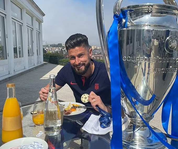 Giroud ăn sáng bên chiếc cúp Champions League sau trận đấu ở Dragao