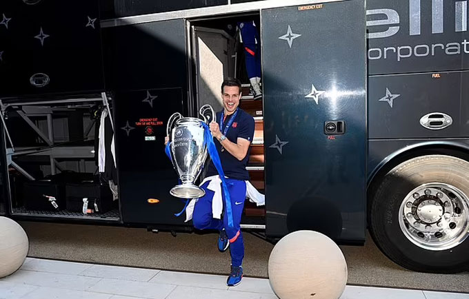 Đội trưởng của Chelsea xuống xe buýt