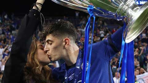 Bạn gái xinh đẹp khóa môi Havertz chúc mừng vô địch Champions League