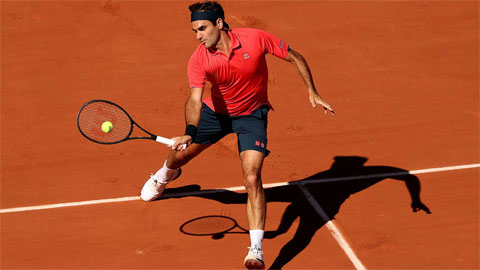 Federer thắng trận đầu tiên ở Roland Garros sau hai năm 