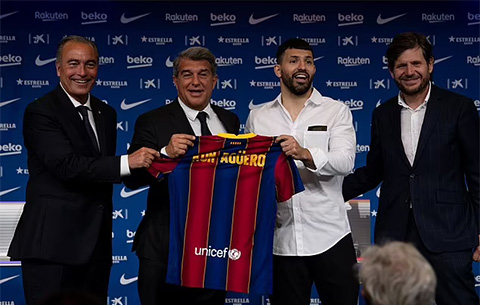 Aguero cùng chủ tịch Laporta