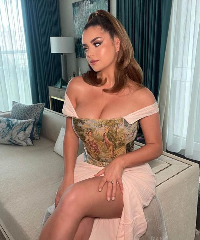 Trên mạng xã hội Instagram, cô nàng Demi Rose mặc chiếc váy cổ điển khoe được vòng một căng tròn nóng bỏng. Bức ảnh này hiện nhận được gần 400.000 lượt thích
