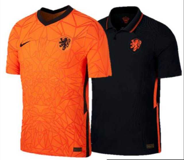 Áo đấu Hà Lan ở EURO 2020. Nếu như điểm nhấn bộ áo màu đen là ở phần cổ áo thì áo màu Cam quen thuộc có hình sư tử được biến tấu
