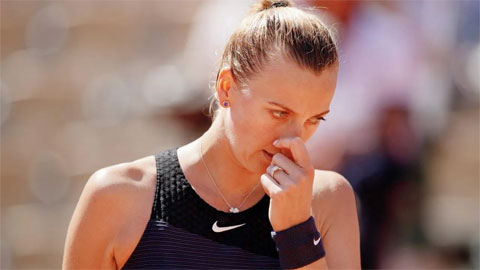 Ashleigh Barty suýt thua, Petra Kvitova rút khỏi Roland Garros 2021