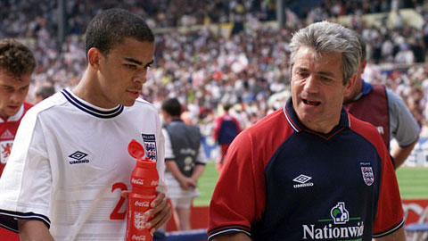 Scandal xảy ra sau khi Dyer (cùng Lampard, Ferdinand) bị HLV Keegan gạch tên khỏi danh sách ĐT Anh dự EURO 2000
