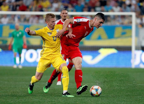 Chủ nhà Ukraine (áo trái) sẽ có trận cầu khó khăn trước đối thủ Bắc Ireland có lối chơi rất khó chịu