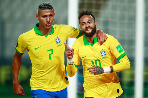 Neymar (phải) trở lại và sẽ ghi bàn giúp Brazil vùi dập đối thủ Ecuador