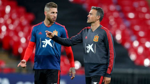 HLV Enrique (phải) đã gạt Ramos khỏi đội hình ĐT Tây Ban Nha