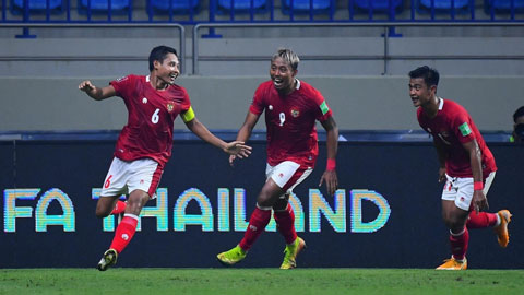 Evan Dimas (bìa trái) ăn mừng bàn thắng gỡ hòa 2-2 cho Indonesia