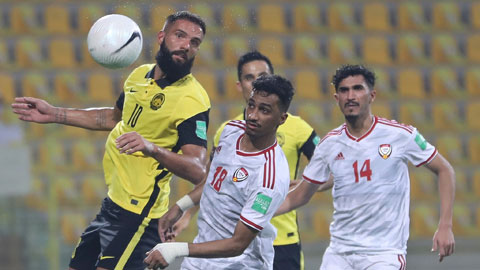 Cầu thủ nhập tịch Liridon Krasniqi (bìa trái) bất lực hoàn toàn trước hàng thủ chơi kỹ thuật của UAE