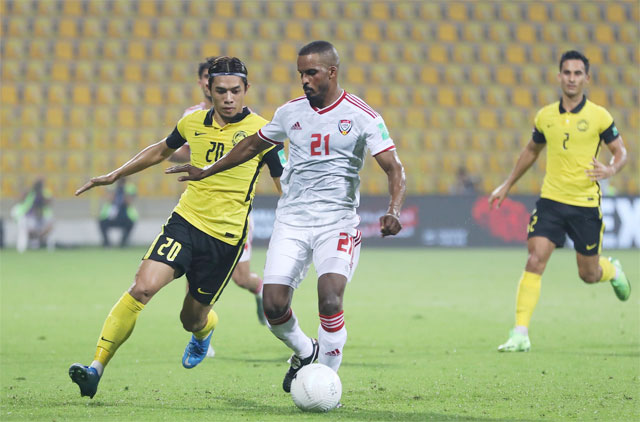UAE (phải) đã ghi đến 15 bàn trong 3 trận gần nhất