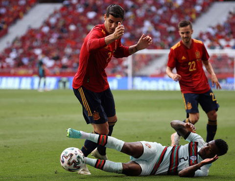 Dù cầm bóng đến 71% thời gian, nhưng Tây Ban Nha (áo đỏ) vẫn không thể chọc thủng lưới Bồ Đào Nha