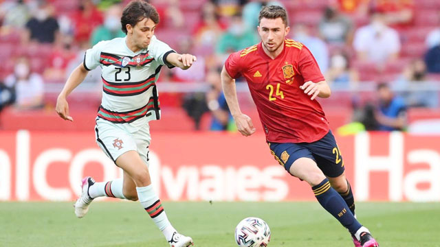 Laporte (phải) đánh dấu trận ra mắt ĐT Tây Ban Nha bằng 79 phút đối đầu Bồ Đào Nha vào hôm 5/6
