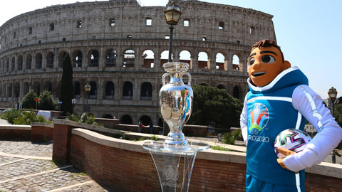 Linh vật skillzy cùng chiếc cúp vô địch EURO trước đấu trường cổ Colosseum.